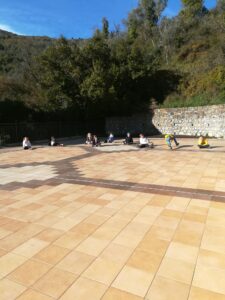 Scuola Primaria di Pigna - lezione all'aperto