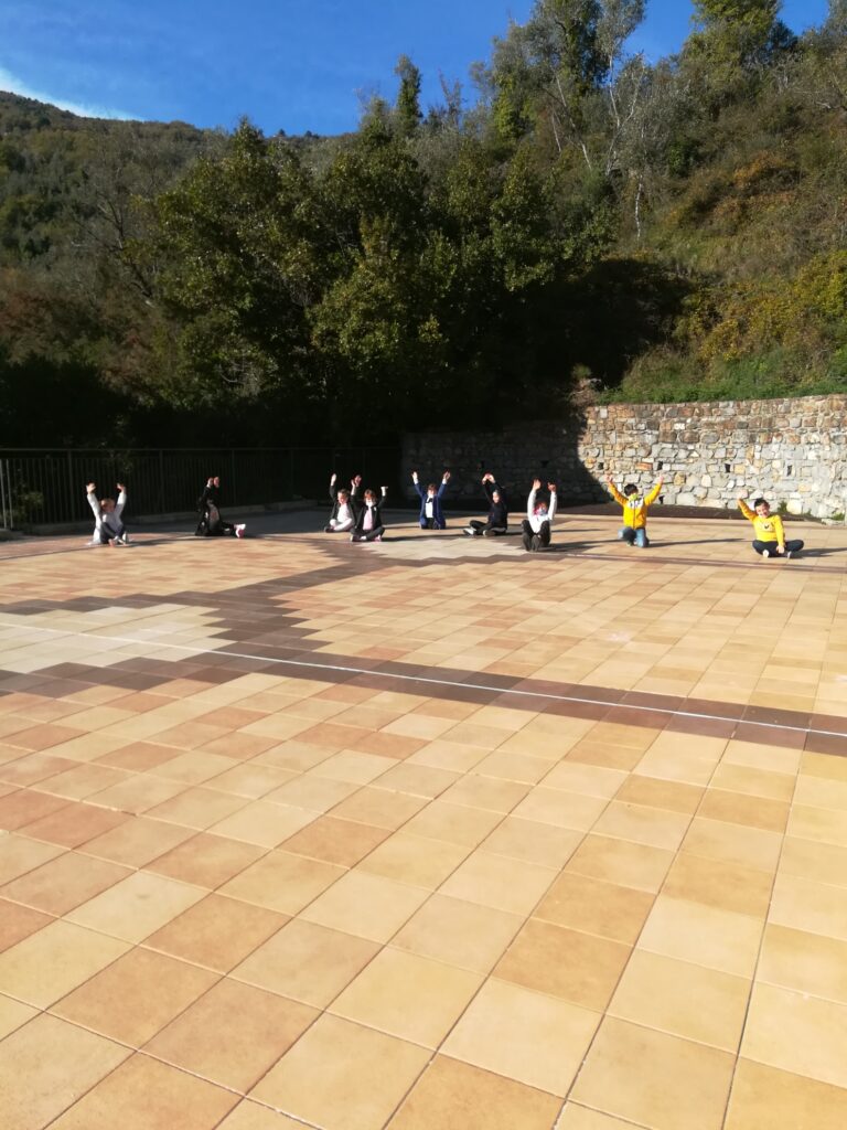 Scuola Primaria di Pigna - lezione all'aperto