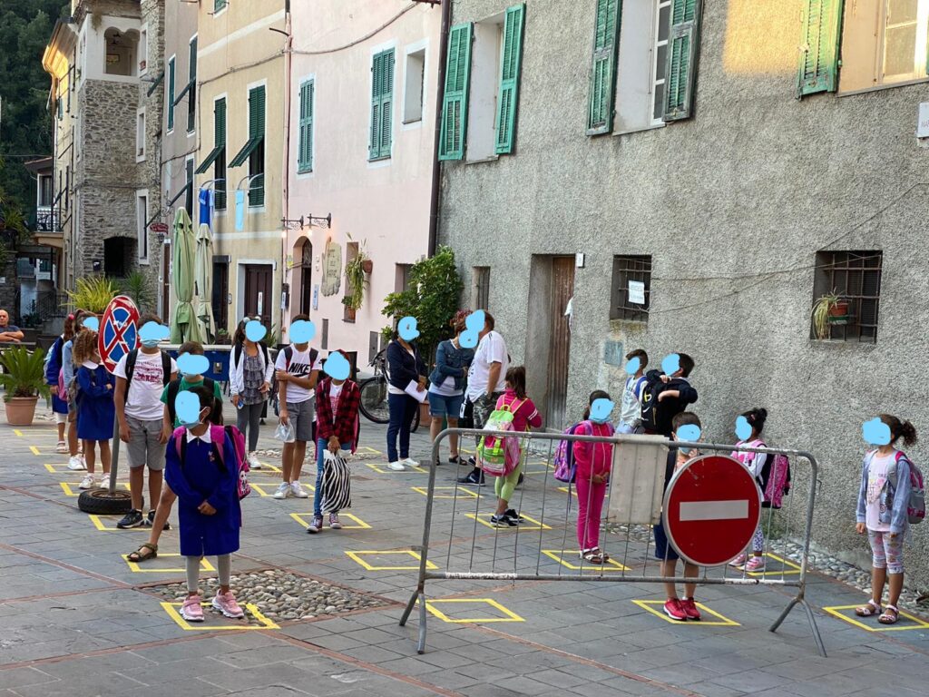 Ingresso alunni con distanziamento Scuola Primaria Isolabona